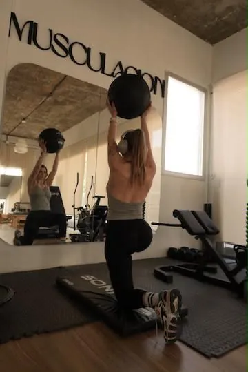 Pia entrenando con balón medicinal