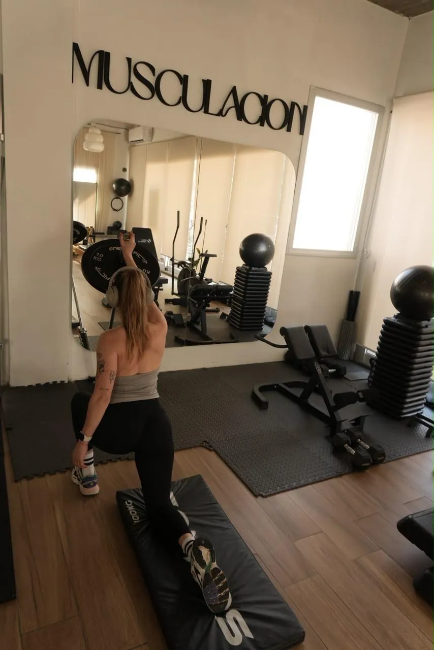 Pia entrenando frente al espejo del gimnasio