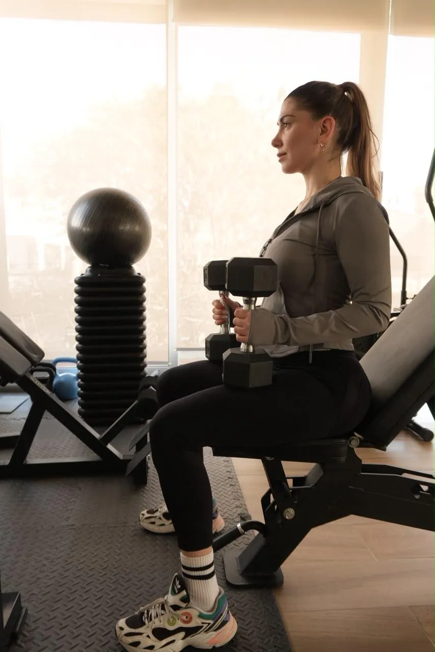 María Pia entrenando con mancuernas